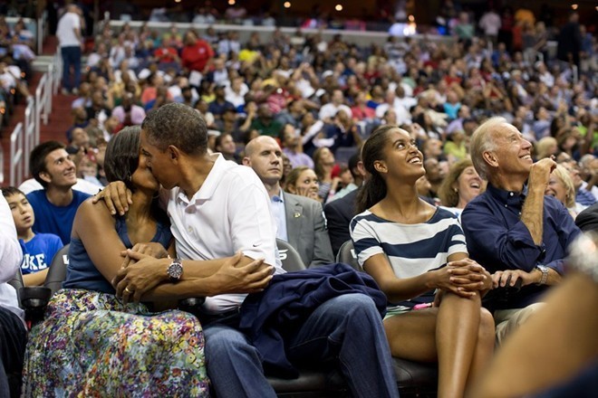 Khoanh khac lang man cua vo chong Tong thong Obama-Hinh-9